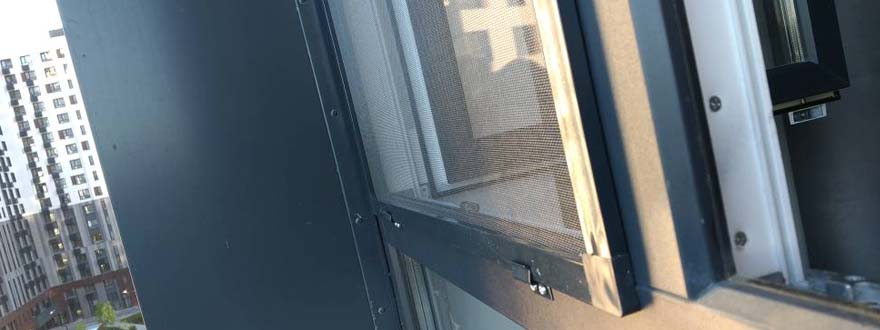 серые москитные сетки на пластиковые окна
